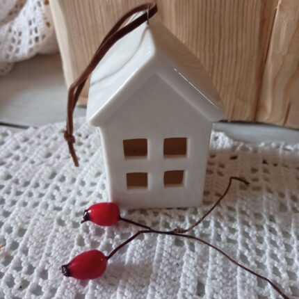 Bílý keramický závěsný domek-úzký/8cm