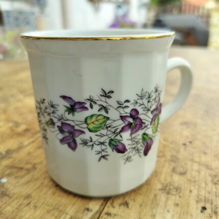 Porcelánový hrnek s motivem fialek